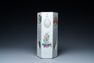 Un porte-chapeau de forme hexagonale en porcelaine de Chine famille rose &agrave; d&eacute;cor de 'Wu Shuang Pu', marque et &eacute;poque de Tongzhi