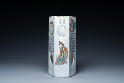 Un porte-chapeau de forme hexagonale en porcelaine de Chine famille rose &agrave; d&eacute;cor de 'Wu Shuang Pu', marque et &eacute;poque de Tongzhi