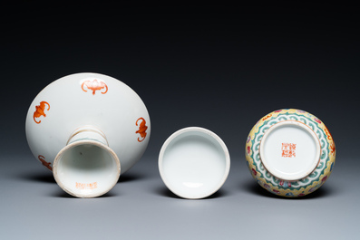 Un bol couvert, une tasse &agrave; vin et un tazza en porcelaine de Chine &agrave; d&eacute;cor de dragons sur fond jaune, 19/20&egrave;me