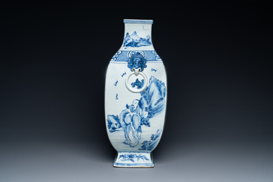 Un grand vase en porcelaine de Chine en bleu et blanc &agrave; d&eacute;cor des 'Cinq lettr&eacute;s', Qianlong