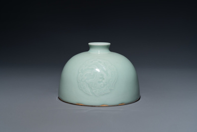 Un pot &agrave; eau en porcelaine de Chine &agrave; &eacute;mail c&eacute;ladon, marque de Kangxi, 19&egrave;me