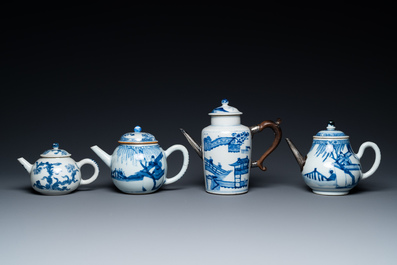 Vier Chinese blauw-witte theepotten, Kangxi