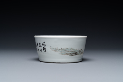 Un lave-pinceaux en porcelaine de Chine qianjiang cai &agrave; d&eacute;cor d'un paysage, sign&eacute; Zhou Zi Shan, dat&eacute; 1886