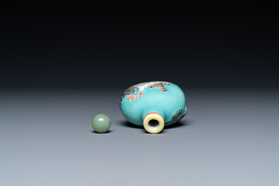 Une tabati&egrave;re en porcelaine de Chine &agrave; d&eacute;cor de ch&egrave;vres en relief, marque Yang He Tang, 19/20&egrave;me