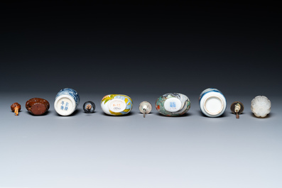 Six tabati&egrave;res en verre, porcelaine, bambou et agate, Chine, 19/20&egrave;me