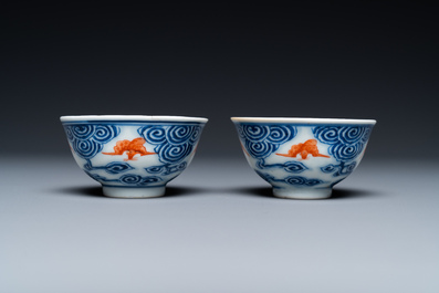 Une paire de tasses en porcelaine de Chine en bleu, blanc et rouge de fer et une coupe aux dragons, marque et &eacute;poque de Guangxu