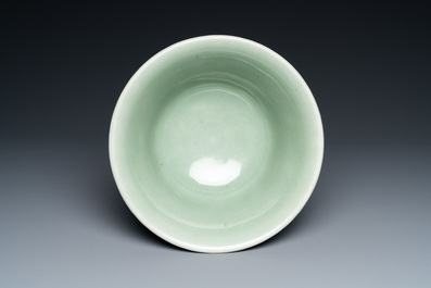 Un bol en porcelaine de Chine c&eacute;ladon aux rinceaux de pivoines, marque de Chenghua, 18/19&egrave;me