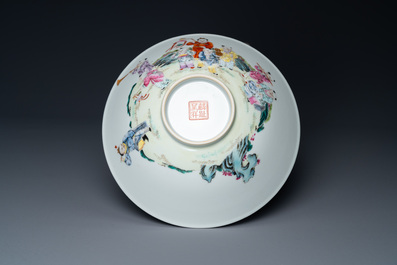 Un bol en porcelaine de Chine famille rose &agrave; d&eacute;cor de gar&ccedil;ons jouants, marque Lin Zhi Cheng Xiang, 20&egrave;me