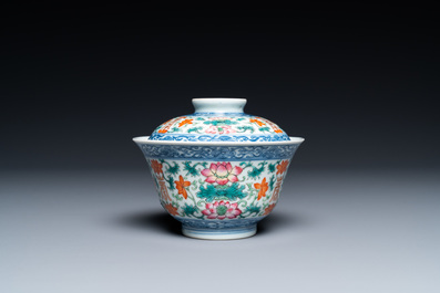 Un bol couvert et deux assiettes en porcelaine de Chine, 19&egrave;me