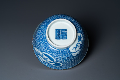 Een Chinese blauw-witte 'Bleu de Hue' kom voor de Vietnamese markt, Nguyen merk, 19e eeuw