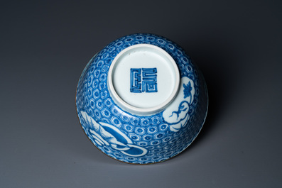 Un bol en porcelaine de Chine 'Bleu de Hue' pour le Vietnam, marque Nguyen, 19&egrave;me