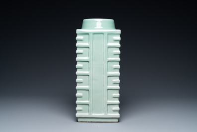 Un vase de forme 'cong' en porcelaine de Chine en c&eacute;ladon monochrome, marque de Qianlong, R&eacute;publique