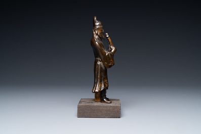 Une figure d'un lettr&eacute; en bronze partiellement dor&eacute;, Ming