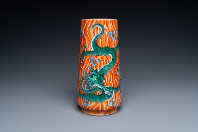 Un vase de forme cylindrique en porcelaine de Chine famille verte &agrave; d&eacute;cor de dragons sur fond faux-bois, 19/20&egrave;me