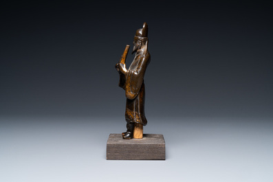 Une figure d'un lettr&eacute; en bronze partiellement dor&eacute;, Ming