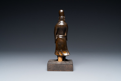 Een Chinese deels vergulde bronzen figuur van een geleerde, Ming