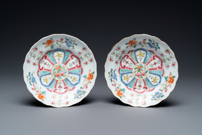 Une paire de coupes en porcelaine de Chine famille rose, marque Dingxin Dianzhi, 19/20&egrave;me