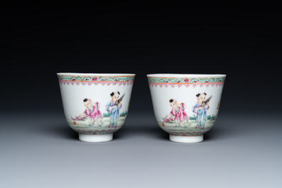 Une paire de tasses &agrave; vin en porcelaine de Chine famille rose &agrave; d&eacute;cor de gar&ccedil;ons jouants, marque de Qianlong, R&eacute;publique