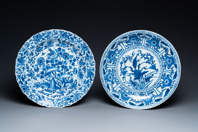 Deux plats en porcelaine de Chine en bleu et blanc &agrave; d&eacute;cor floral, Kangxi