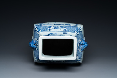 Een grote Chinese blauw-witte vaas met 'Vijf geleerden' decor, Qianlong