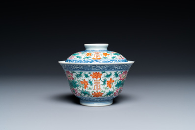 Un bol couvert et deux assiettes en porcelaine de Chine, 19&egrave;me