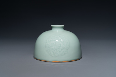 Een Chinese celadon-geglazuurde waterpot, Kangxi merk, 19e eeuw