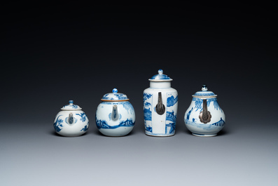 Vier Chinese blauw-witte theepotten, Kangxi