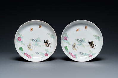 Une paire de coupes en porcelaine de Chine famille rose &agrave; d&eacute;cor de papillons, marque Xie Zhu Zhuren Zao, 19/20&egrave;me