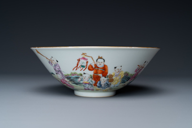 Un bol en porcelaine de Chine famille rose &agrave; d&eacute;cor de gar&ccedil;ons jouants, marque Lin Zhi Cheng Xiang, 20&egrave;me