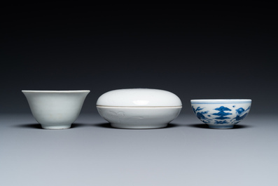 Un bol en porcelaine de Chine en blanc monochrome, un petit bol en bleu et blanc et une bo&icirc;te couverte &agrave; d&eacute;cor incis&eacute;, Ming et Qing