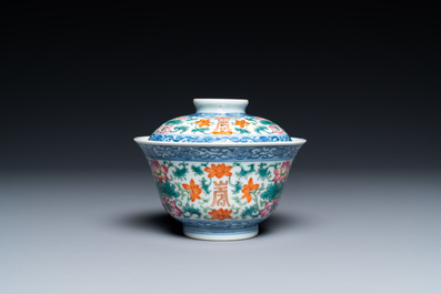 Un bol couvert et deux assiettes en porcelaine de Chine, 19&egrave;me