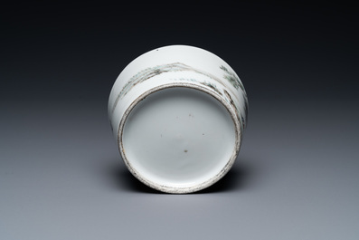 Un lave-pinceaux en porcelaine de Chine qianjiang cai &agrave; d&eacute;cor d'un paysage, sign&eacute; Zhou Zi Shan, dat&eacute; 1886