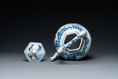 Een grote Chinese blauw-witte hexagonale theepot met deksel, Transitie periode
