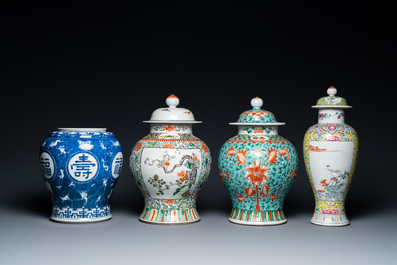 Vier diverse Chinese blauw-witte, famille rose en famille verte vazen, 19/20e eeuw