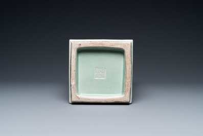 Een Chinese monochrome celadon 'cong' vaas met trigrammen, Qianlong merk, Republiek