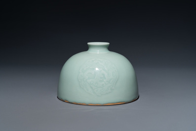 Een Chinese celadon-geglazuurde waterpot, Kangxi merk, 19e eeuw