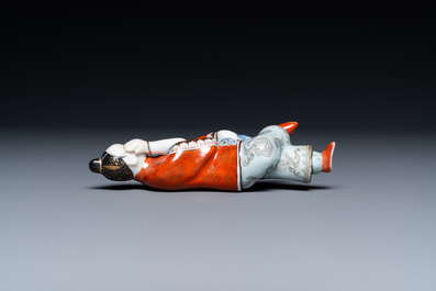 A Chinese polychrome porcelain 'reclining lady' snuff bottle, 19th C.