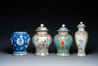 Quatre vases en porcelaine de Chine en bleu et blanc, famille rose et famille verte, 19/20&egrave;me