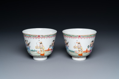 Une paire de tasses &agrave; vin en porcelaine de Chine famille rose &agrave; d&eacute;cor de gar&ccedil;ons jouants, marque de Qianlong, R&eacute;publique