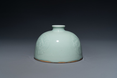 Een Chinese celadon-geglazuurde waterpot, Kangxi merk, 19e eeuw