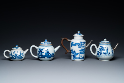 Quatre th&eacute;i&egrave;res couvertes en porcelaine de Chine en bleu et blanc, Kangxi