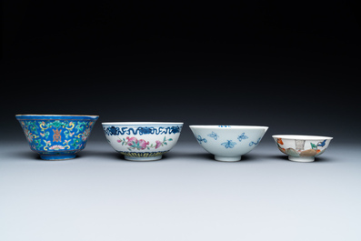 Quatre bols en porcelaine de Chine famille rose et en bleu et blanc, 19/20&egrave;me