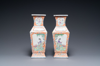 Une paire de vases de forme carr&eacute;e en porcelaine de Chine famille rose, marque de Qianlong, R&eacute;publique