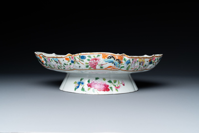 Un bol sur piedouche en porcelaine de Chine famille rose de Canton, 19&egrave;me