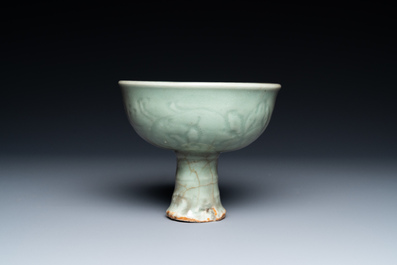 Een Chinese Longquan celadon stem cup met onderglazuur decor, Ming