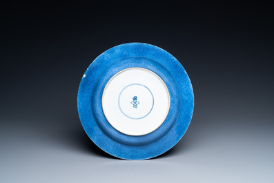 Un vase de forme bouteille et un plat en porcelaine de Chine famille verte et bleu poudr&eacute;, Kangxi