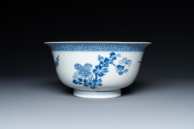 Een Chinese blauw-witte kom met floraal decor, Kangxi