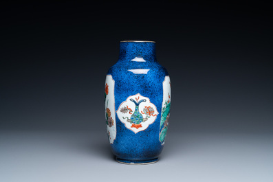 Un vase et un plat en porcelaine de Chine famille verte &agrave; fond bleu poudr&eacute;, Kangxi