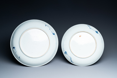 Trois plats aux raisins en porcelaine de Chine en bleu et blanc, Kangxi