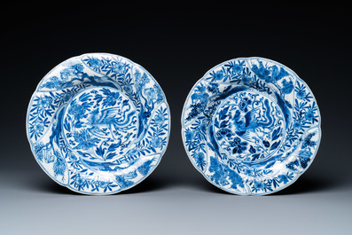 Une paire d'assiettes lob&eacute;es en porcelaine de Chine en bleu et blanc, Kangxi